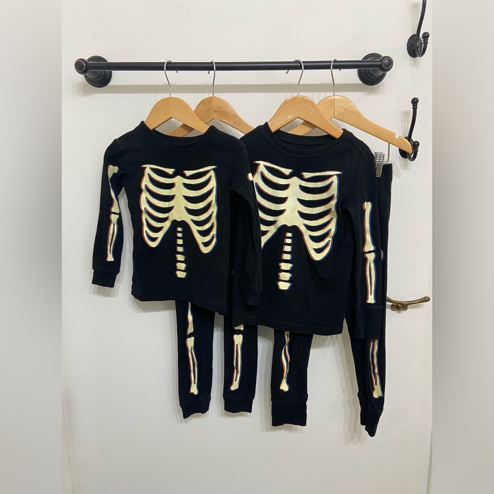 GAP Toddler Kids Glow in the Dark Black Skeleton Costume PJ Set